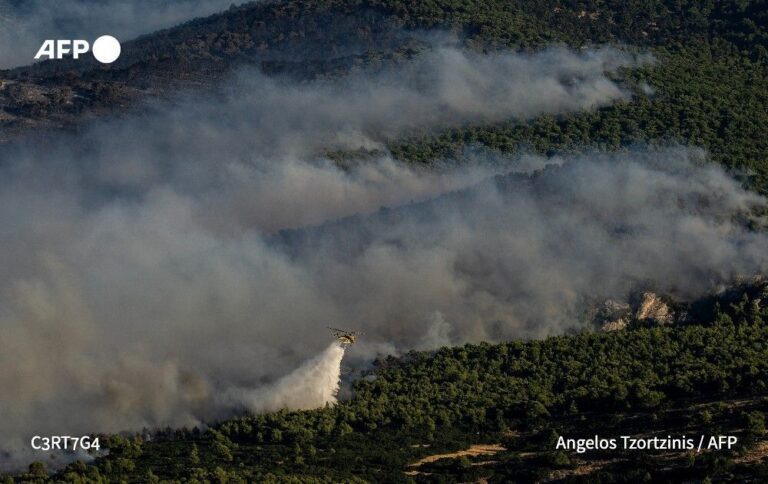 Des hélicoptères entrent en collision en Grèce alors que les incendies se propagent